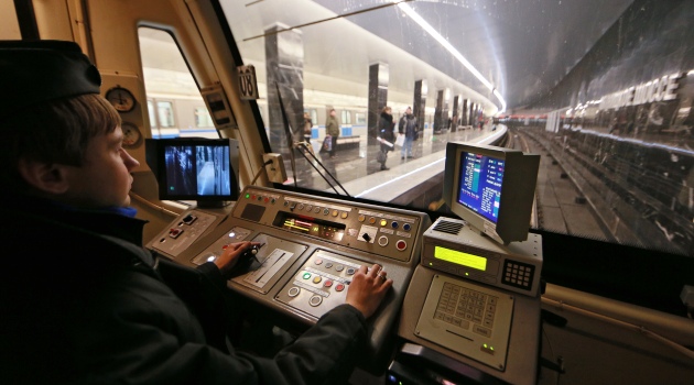 Metroda maşinist yatdı, qəzanın qarşısı son anda alındı