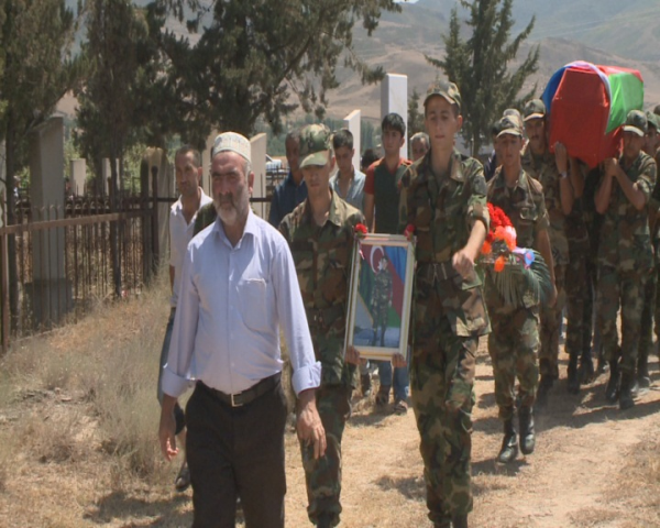 Şəhid əsgərin tabutundakı bayraq atasına verildi - FOTO