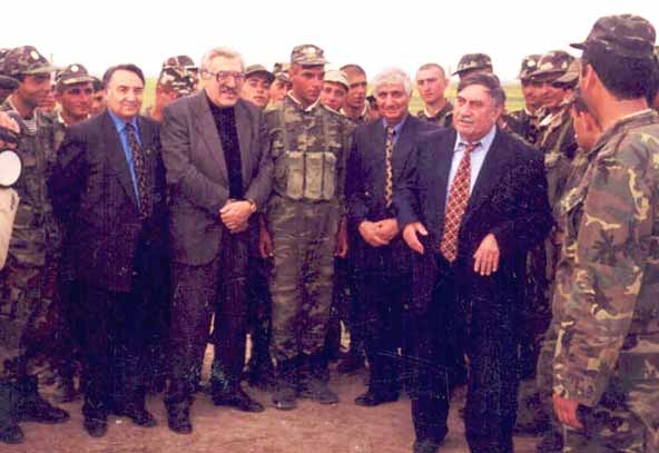 “Qarabağ  fotolarda” - Erməni postuna yaxın əsgərləri “silahlandıran” Anar, Fikrət Qoca və Qabil