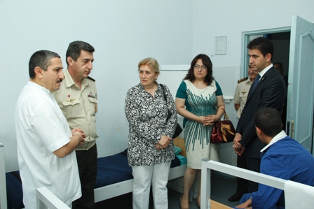 Deputat yaralı əsgərlər və onların valideynləri ilə görüşüb