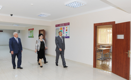 Prezident məktəbdəki yenidənqurma işləri ilə tanış olub – FOTOLAR 