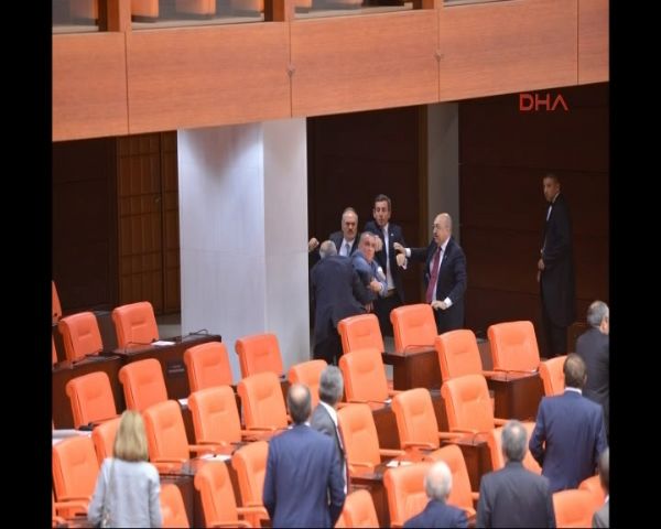 Türkiyə parlamentində qanlı dava - FOTOLAR+VİDEO