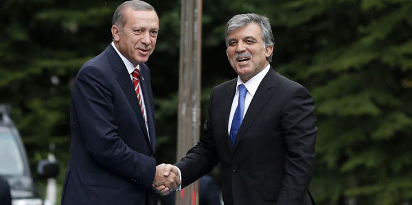 Abdullah Gül Ərdoğanın ayağını basdı - Türkiyədə ilginc səhnə
