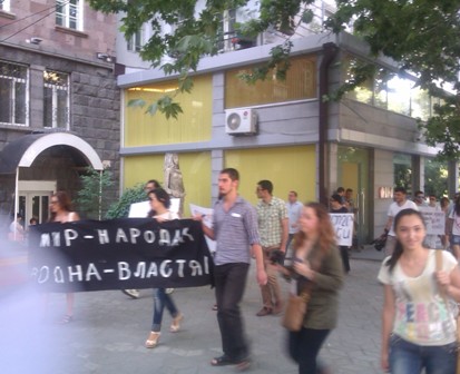 Ermənilər Yerevanda müharibə əleyhinə yürüş keçirib