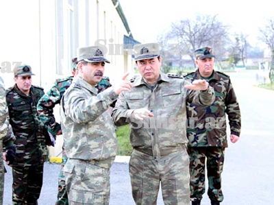 General Nəcməddin Sadıkov zabitləri cəbhəyə apardı