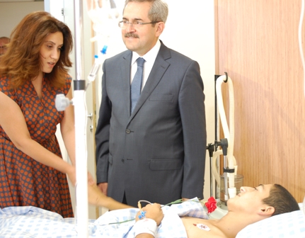 Türkiyəli deputat yaralı əsgərlərmizə baş çəkib FOTO