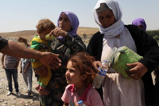 İŞİD-dən qaçan yezidilər uşaqları ölməsin deyə, öz qanlarını onlara içirdirlər - FOTOLAR