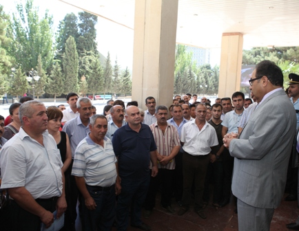 Abel Məhərrəmov tələbə və valideynlərlə görüşüb