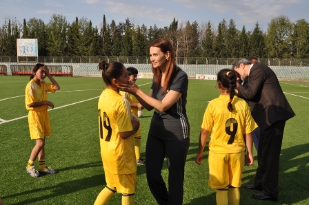 Qənirə Paşayeva qız futbolçularla görüşdü - FOTOLAR