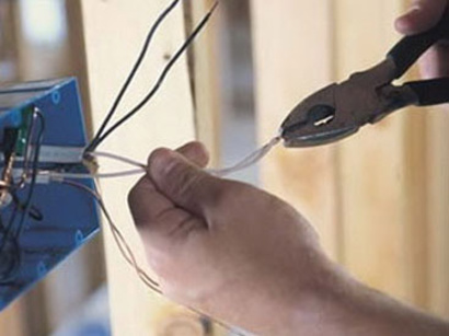 Elektrik cərəyanı kişini, sirkə turşusu qadını öldürdü