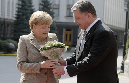 Merkel Kiyevdə Poroşenko ilə danışıqlara başladı
