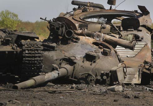 Ruslar Ukrayna tankını partlatdı, əsgərin cəsədi elektrik xəttində qaldı - FOTO