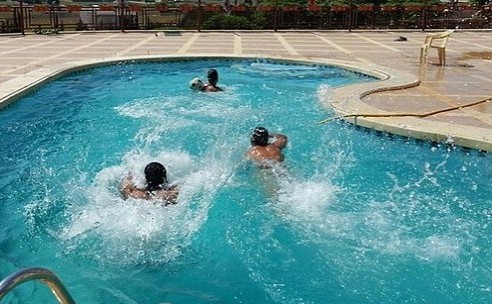 İŞİD liderləri hovuzda kef edirlər - FOTO