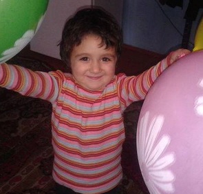 3 yaşlı Aynur və anası xeyirxah insanların yolunu gözləyir