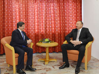 İlham Əliyev Əhməd Davudoğlu ilə təkbətək görüşüb