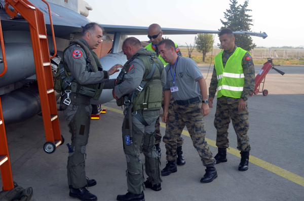 Azərbaycan pilotları ilk dəfə F-16 təyyarələrində uçuşlar keçirirlər - FOTOLAR