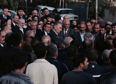 Əli Həsənov mənzilləri dağılmış köçkünlərin yanına getdi - FOTOLAR