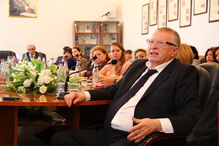 Slavyan Universitetində tələbələrin Jirinovskiyə yaxınlaşmasına imkan verilmədi – FOTOLAR 