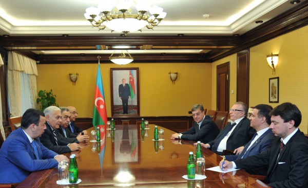 Oqtay Əsədov Jirinovskiyə Azərbaycanda rus dilinə olan münasibətdən danışdı