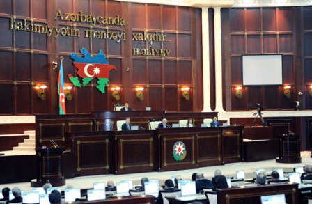 Deputatlar “Siyasi partiyalar haqqında” qanunda dəyişikliyə etiraz etdilər