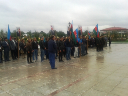 İcra başçısı gəncləri hərbi xidmətə yola salıb
