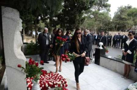 Mehriban Əliyeva Aida İmanquliyevanın məzarını ziyarət etdi - FOTOLAR