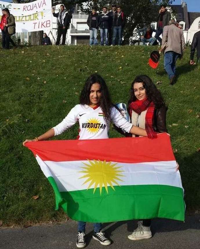 Milli komandamızın üzvü niyə “Kürdüstan” bayrağı qaldırır? - ETİRAZ