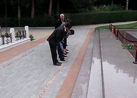 Azadlığa buraxılan keçmiş “NİDA”çılar Heydər Əliyevin məzarını ziyarət ediblər