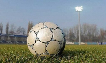 Qol vurub kəllə-mayallaq aşan futbolçu öldü - VİDEO