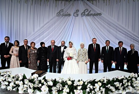 Ərdoğan və Davudoğlu nikah şahidi oldu