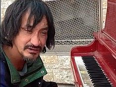 Küçədə fortepianoda ifa edən “BOMJ” hamını heyran etdi - VİDEO
