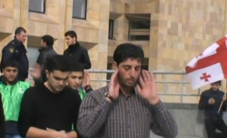Gürcüstan azərbaycanlıları Prezident Administrasiyasının qarşısında "namaz aksiyası" keçirdilər - VİDEO