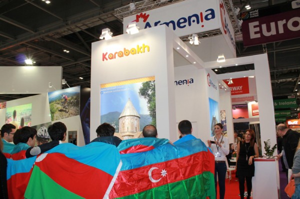 Azərbaycanlı tələbələr Londonda ermənilərə belə cavab verdilər- FOTOLAR