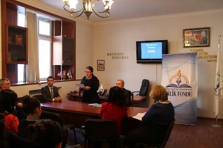 Kembric Universitetinin professoru tələbələrlə görüşdü – FOTO 