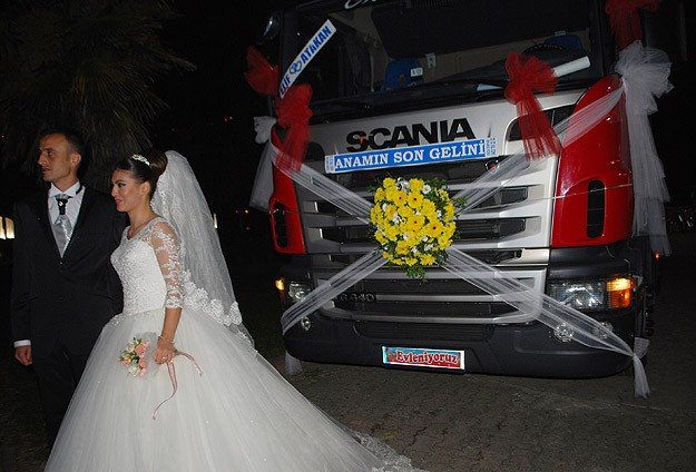 Tırı gəlin maşını edənləri polis saxladı