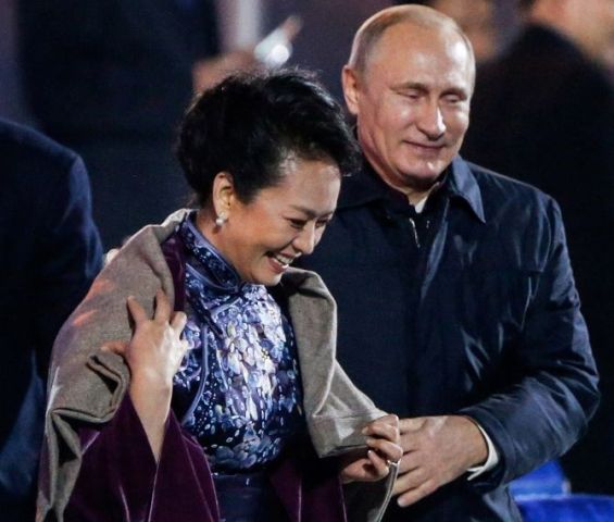 Putinin Çinin birinci ledisinə toxunması qalmaqal yaratdı - VİDEO