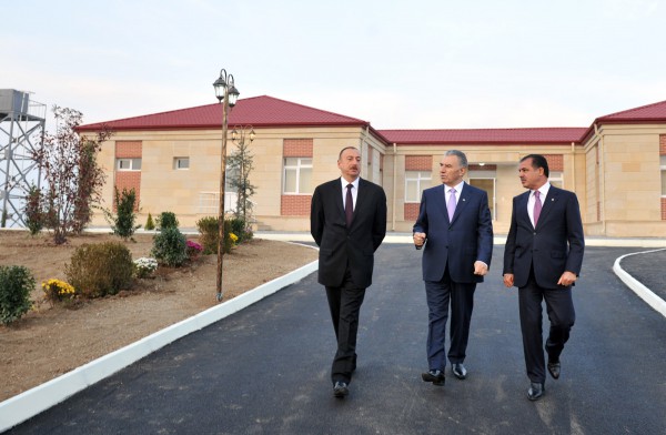 Prezident yeni köçkün qəsəbəsinin açılışında olub - FOTOLAR