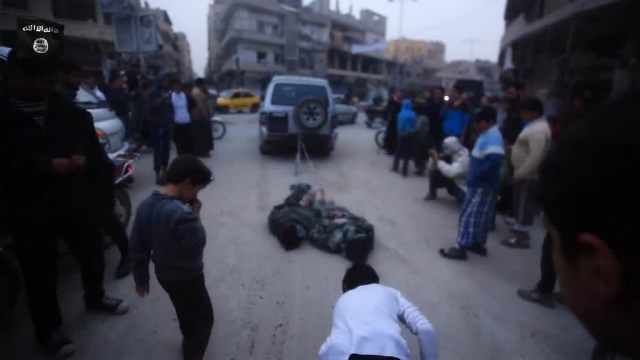 İŞİD-dən növbəti qan donduran edam: 4 əsgərin meyitini sürüdülər - FOTOLAR 