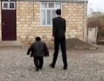 Azərbaycanın ən ucaboy və ən cırtdan adamı bir yerdə... - VİDEO