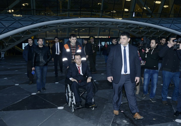 Türkiyədə müalicə alan yaralı əsgərimiz vətənə qayıtdı - FOTOLAR