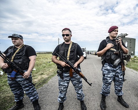 Donetskdə separatçıların DƏHŞƏTLƏRİ: Qadınları avtomat lüləsi ilə zorlayırlar 