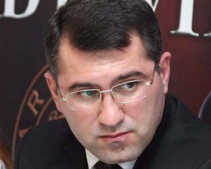 Erməni deputat xalqını satqın adlandırdı