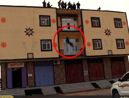  İŞİD-dən dəhşətli edam: Mavi olduğuna görə damdan atdılar - VİDEO