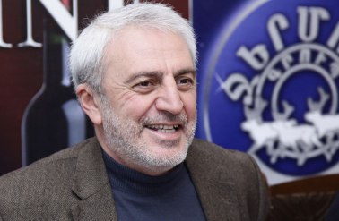 Müxalifətçi deputatı döydülər