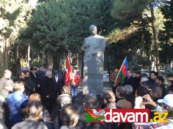 Bakıda Seyd Cəfər Pişəvərinin məzarı ziyarət olundu