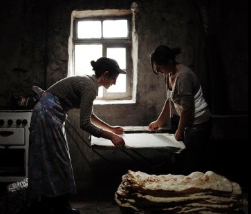Sakinlərinin 90 faizi qadın olan erməni kəndi: “Kişilər bura gələndə bayram olur” - Erməni qadını - FOTOLAR
