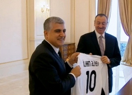 İlham Əliyevə “Qarabağ”ın 10 nömrəli forması hədiyyə olundu - FOTO
