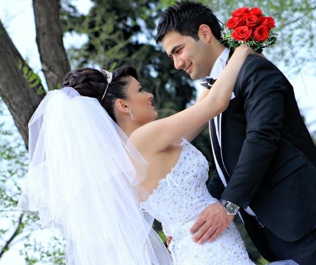 Adət, yoxsa qonşudan dala qalmamaq?
