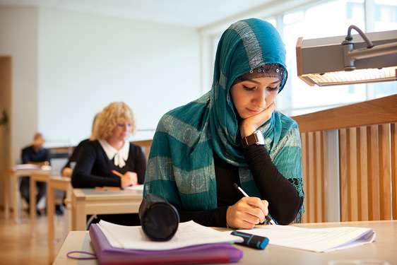 Deputat Azərbaycandakı bəzi universitetləri bağlamağa çağırdı
