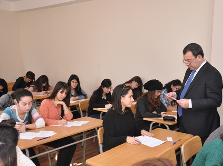Rektor universitetdə imtahanların gedişini izlədi 